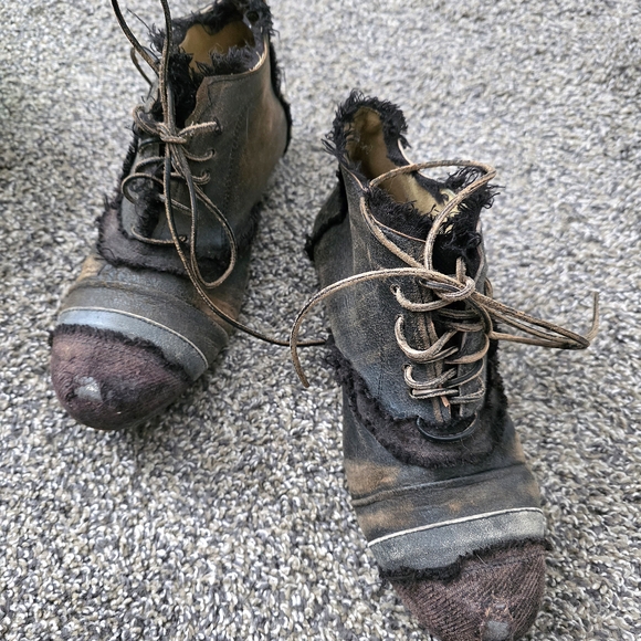 Magnolia Pearl Shoes - RARE • Magnolia Pearl "Willard" Distressed Black Ankle Boots • Sz 38 | 8